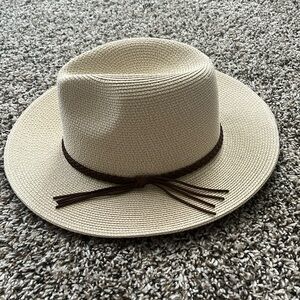 New straw hat! Never worn! Perfect accessory with a summer dress!